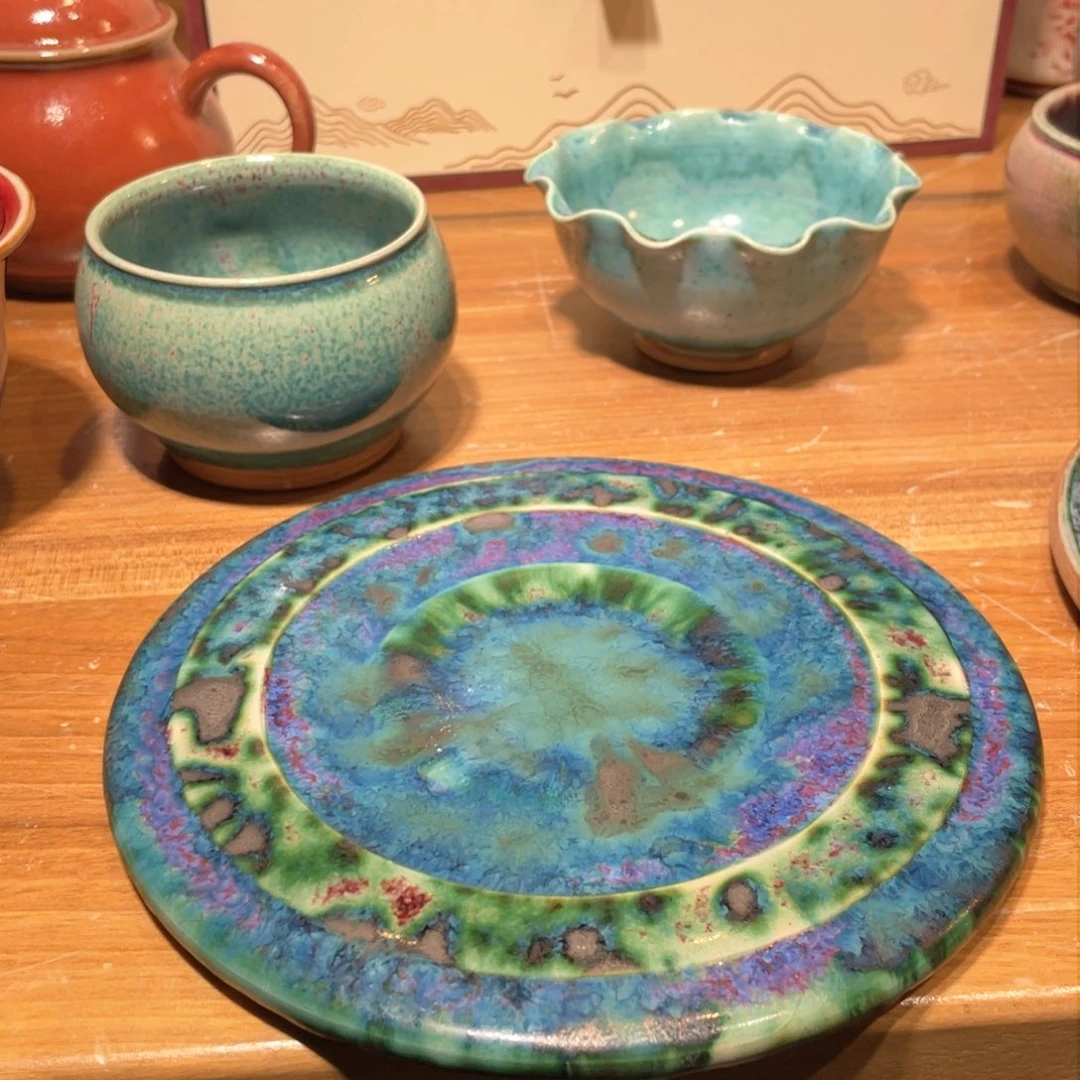 一*钧瓷瓶身为圆筒式圆