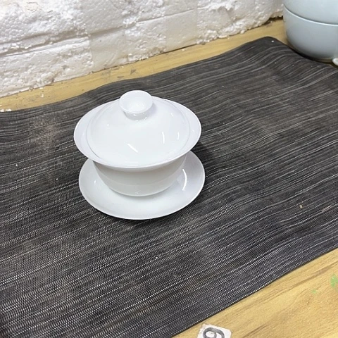 微瑕，不明火，口径8高度5冰种盖碗