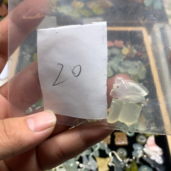 蛇纹石玉耳钉足银镀金镶嵌猫**令