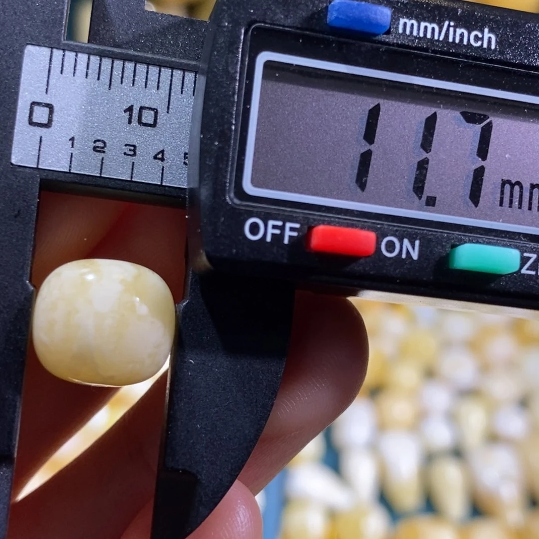 蜜蜡裸石未镶嵌配饰