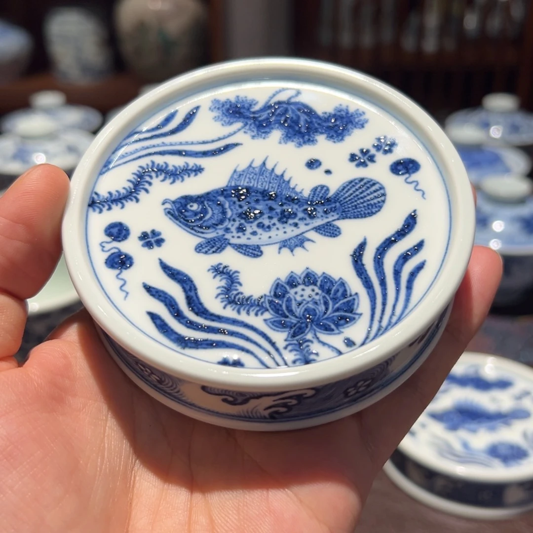 哆***梦精品青花鱼藻纹盖置面径约8.2厘米
