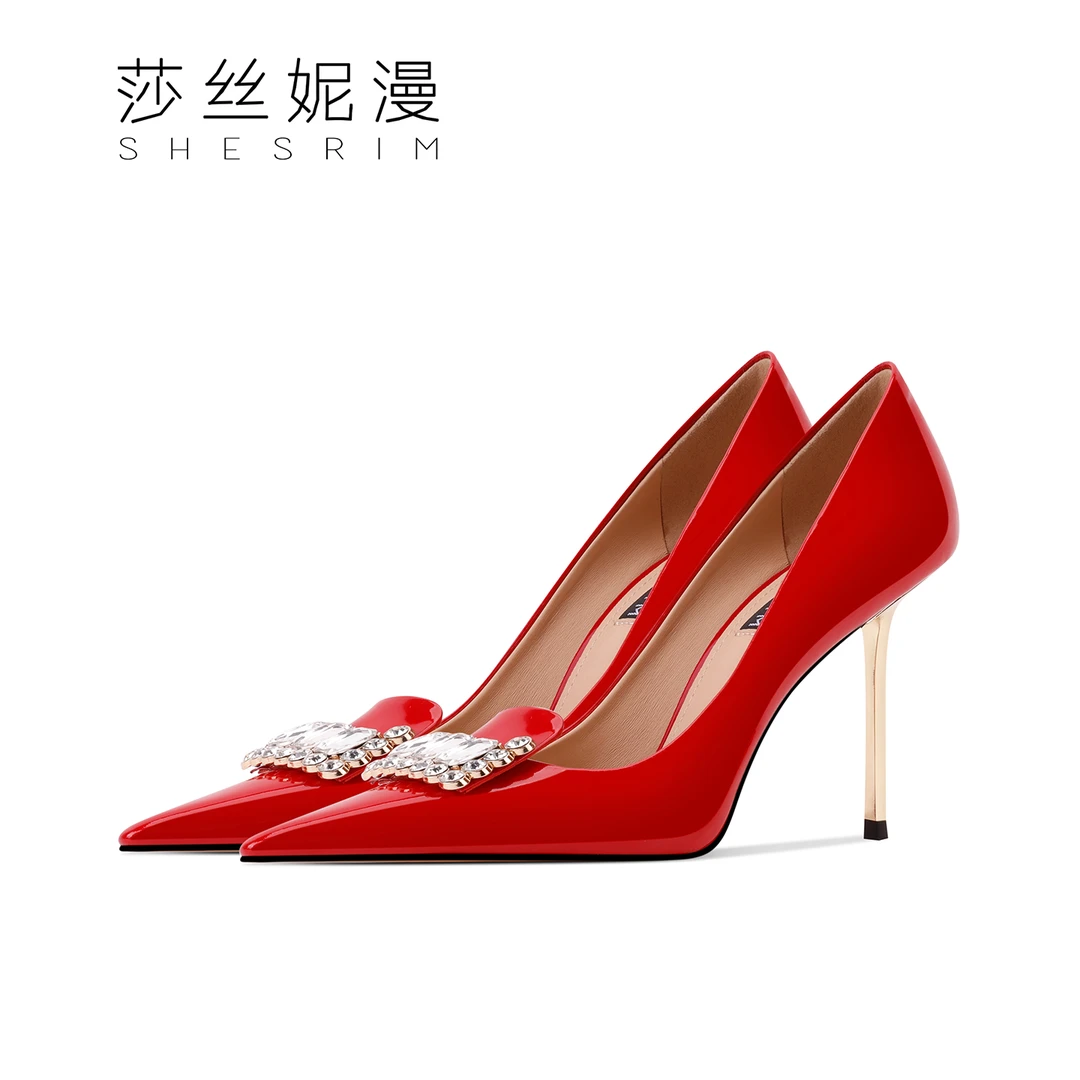 「9CM」尖头细跟秋金属跟气质红色女士浅口秋季2025单鞋胎牛漆皮款