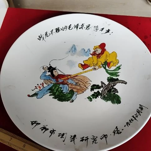 瓷片瓷片，各种摆件，盘，碗，沙锅，均有瑕疵。