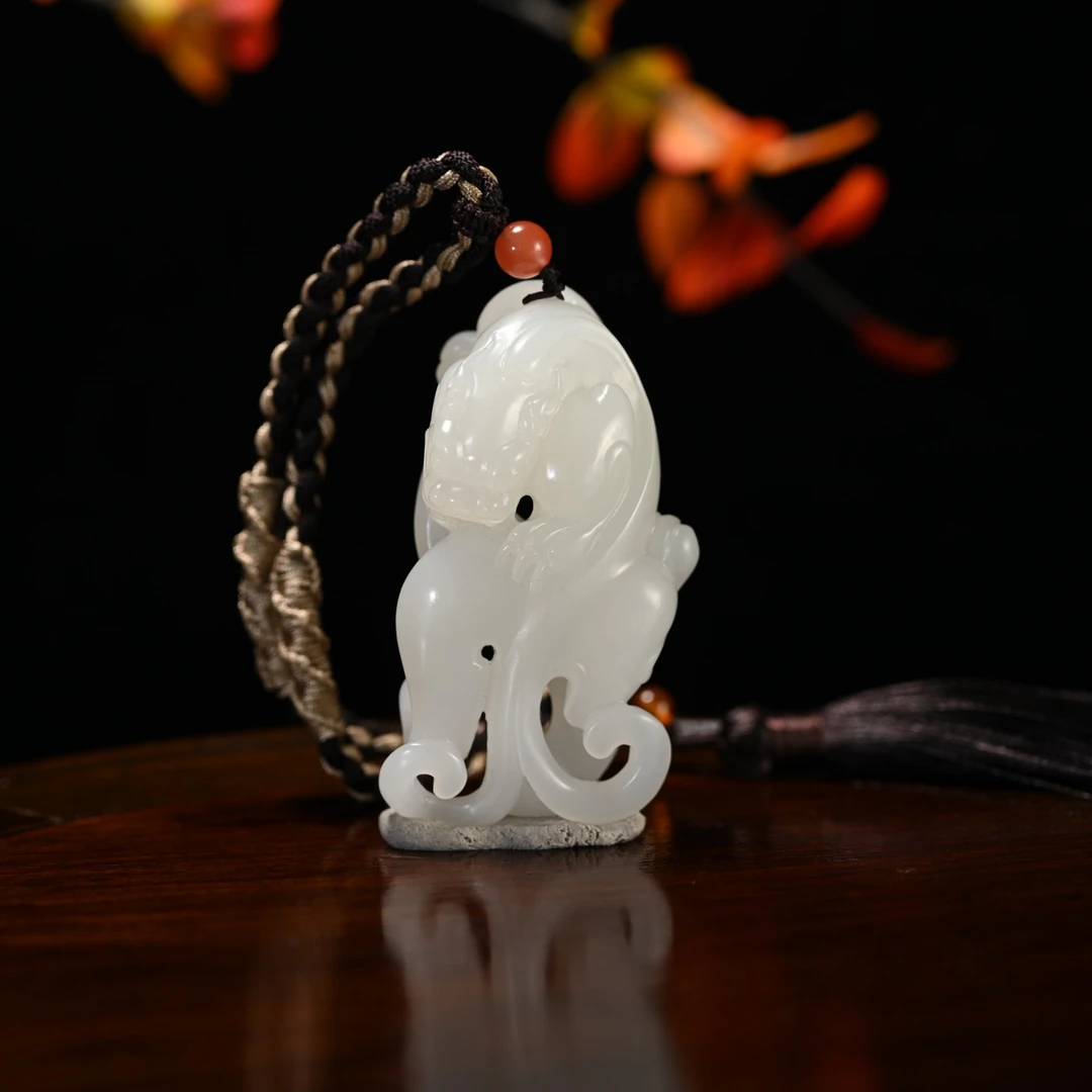 Lot8839 2511260023和田玉白玉貔貅手把件/保利