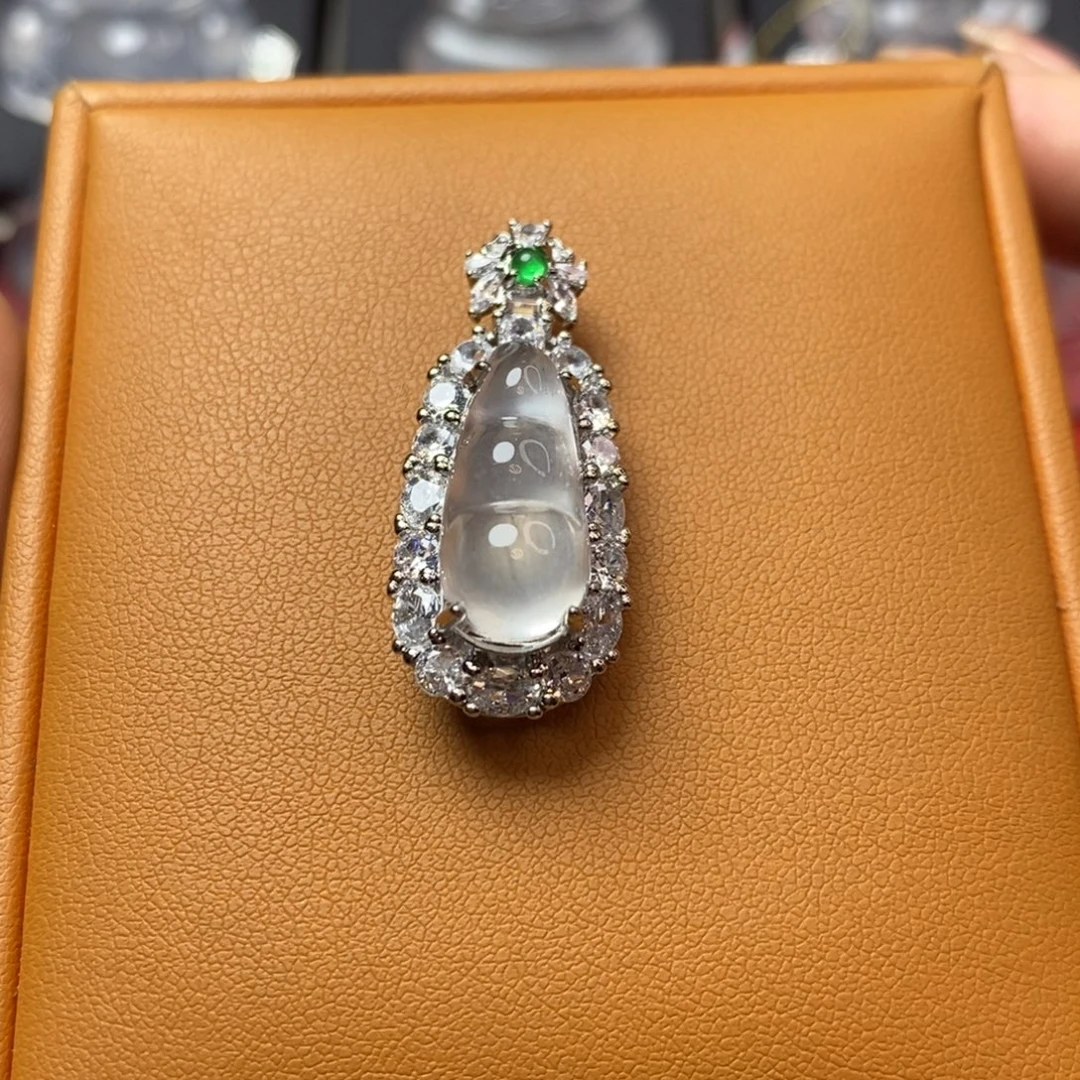 石英质玉合金吊坠