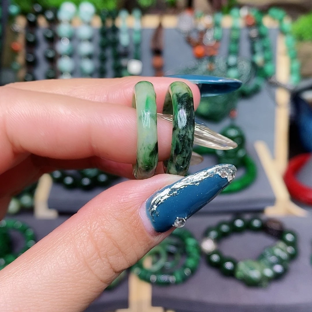 翡翠戒指未镶嵌漂亮美眉