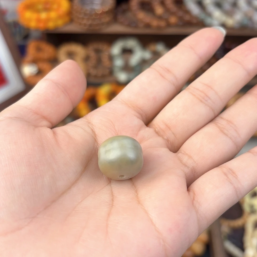 藏***匿白玉菩提吊坠蛋堡