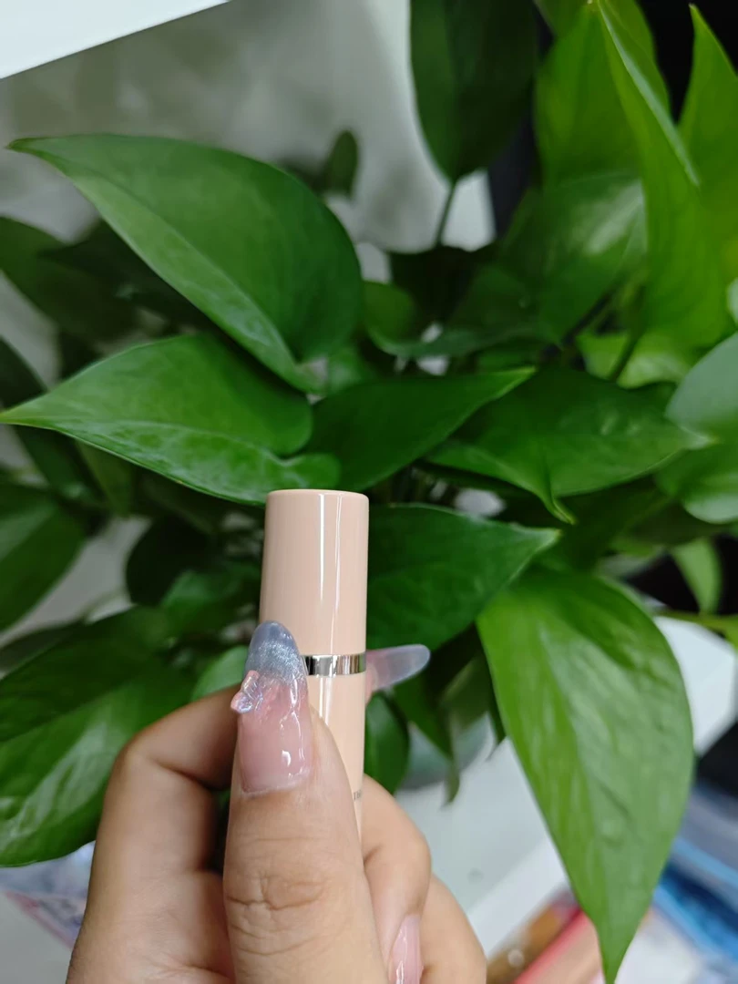 【言言分享小兰】轻薄丝滑贴肤小蛮腰滋润粉底液