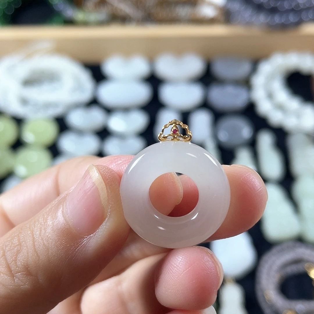 和田玉18K金镶嵌颈饰