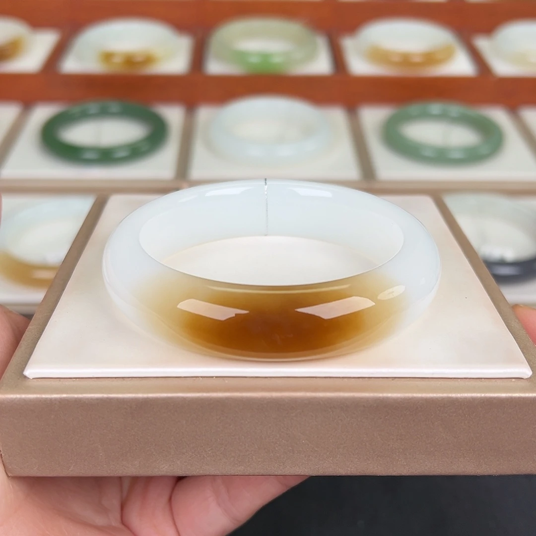 和田玉未镶嵌手镯一口糖