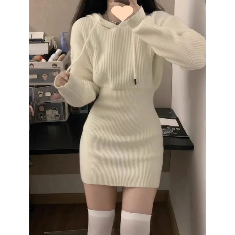 白色连帽针织连衣裙女2025秋冬新款气质百搭内搭毛衣裙打底包臀短