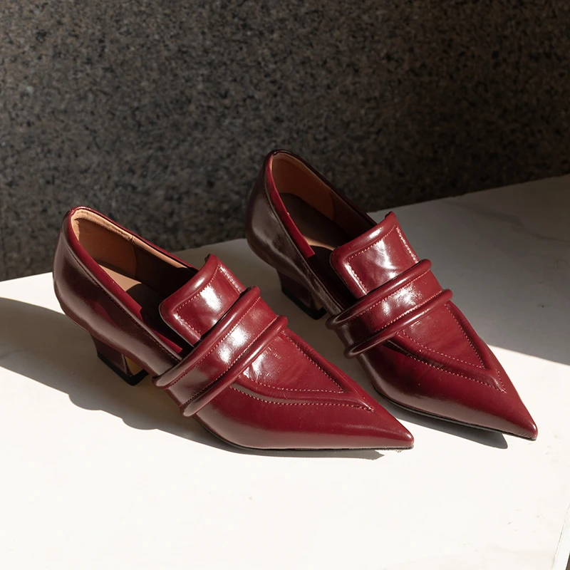 春季新款时髦洋气粗跟尖头法式酒红色乐福鞋商务百搭