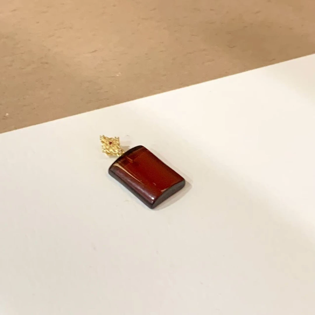【周大金玉石】S925银琥珀血珀方牌吊坠-D10678-娟