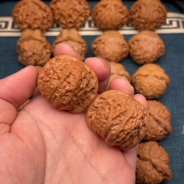 文玩核桃把件36尺血麒麟