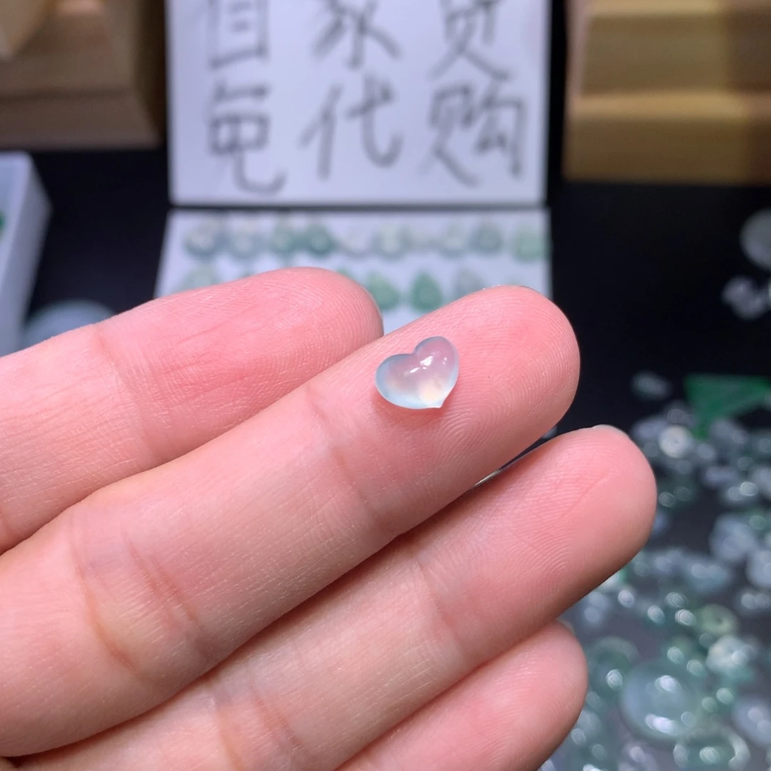 翡翠未镶嵌颈饰爱心
