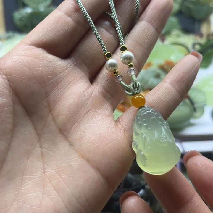 蛇纹石玉未镶嵌颈饰