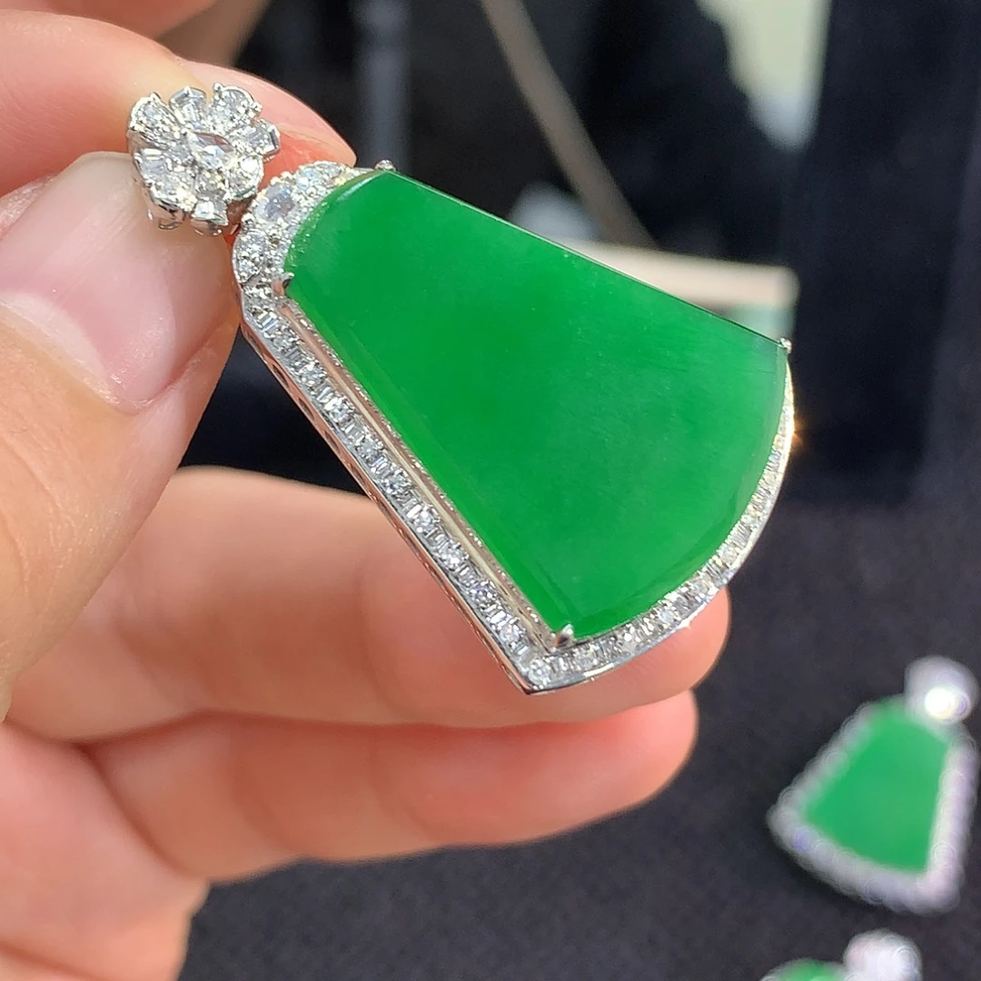 翡翠18K金镶嵌颈饰无事