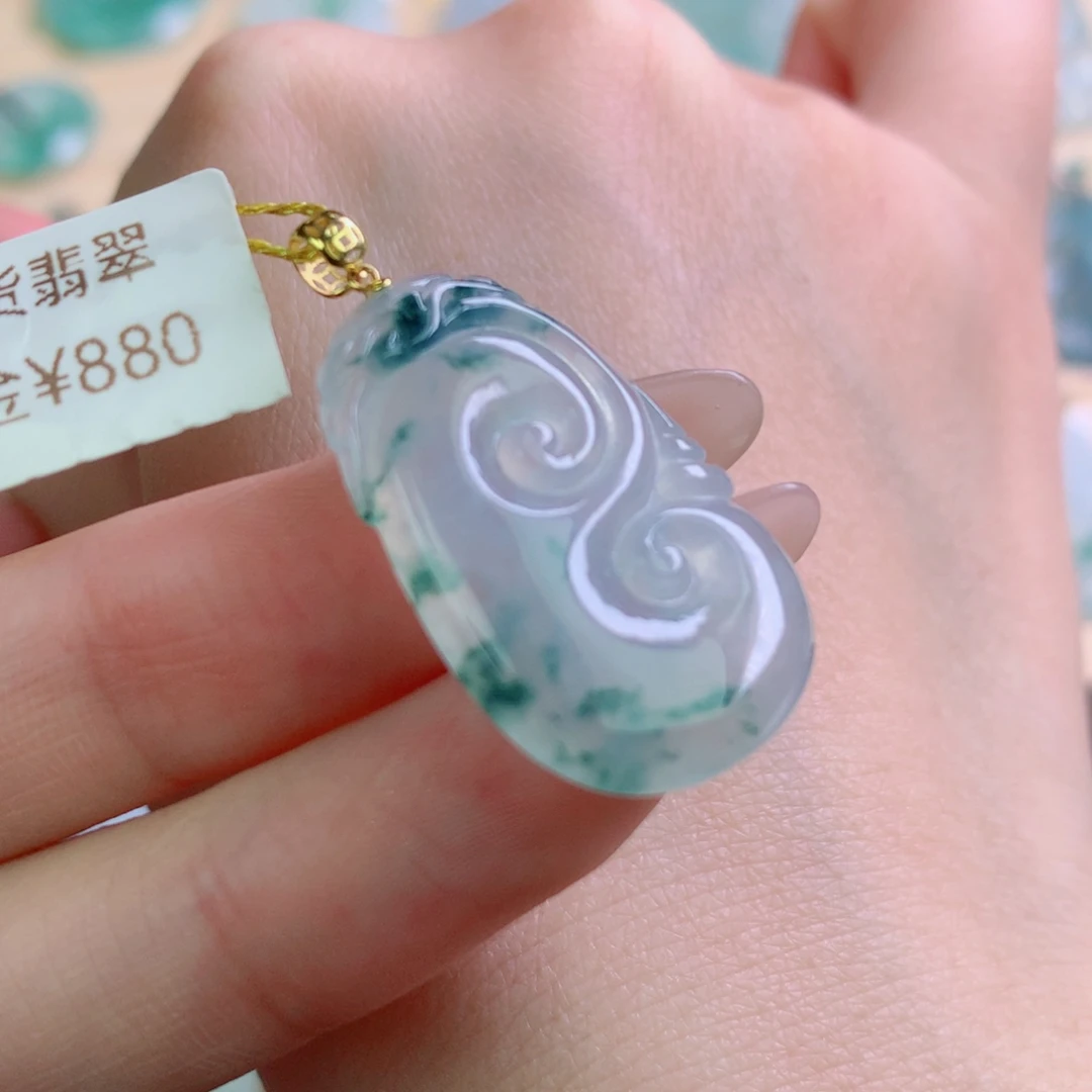 翡翠18K金镶嵌颈饰如意