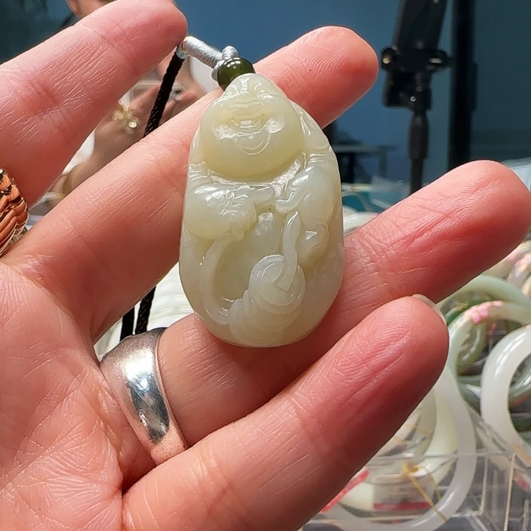 和田玉未镶嵌颈饰佛公