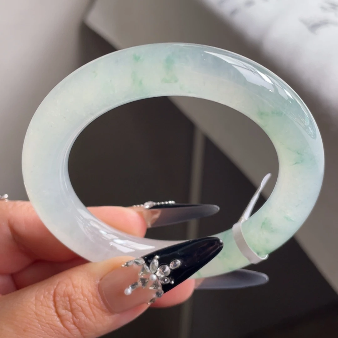 翡翠未镶嵌手镯正冰起光飘绿花圆条手镯