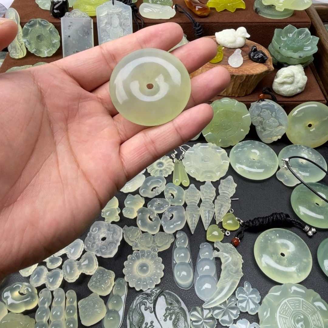 羊***乖未镶嵌蛇纹石玉颈饰