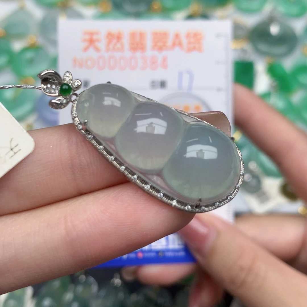畅***子翡翠18K金镶嵌颈饰豆子