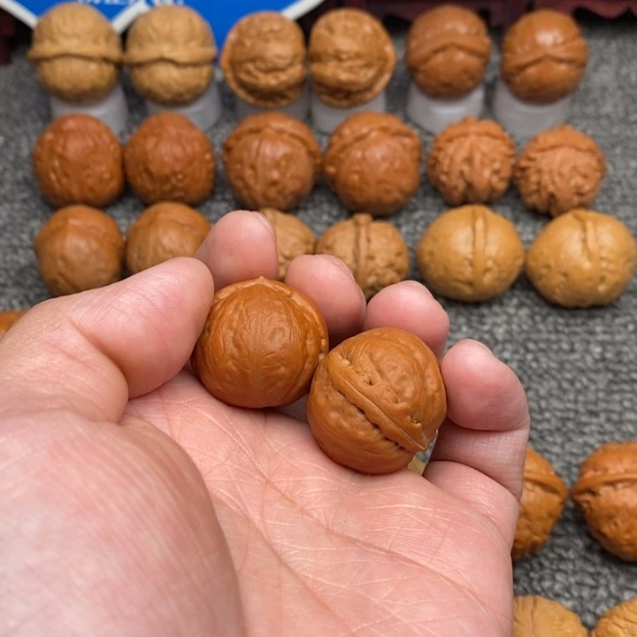 文玩核桃吊坠绣球