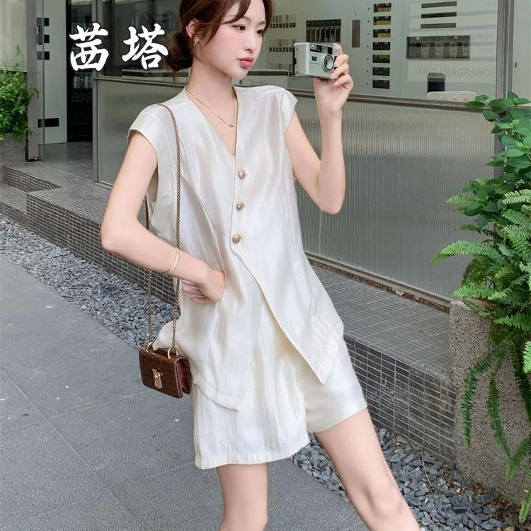 2025新款两件套小个子高级感减龄休闲白色西装马甲短裤套装女夏