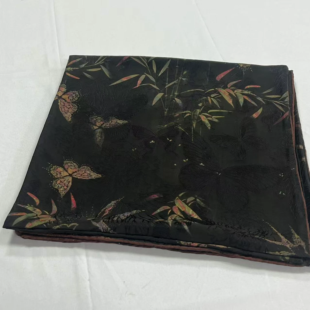 140湖丝方巾-竹叶蝴蝶影 32姆米金丝提花摊雾135cm丝巾