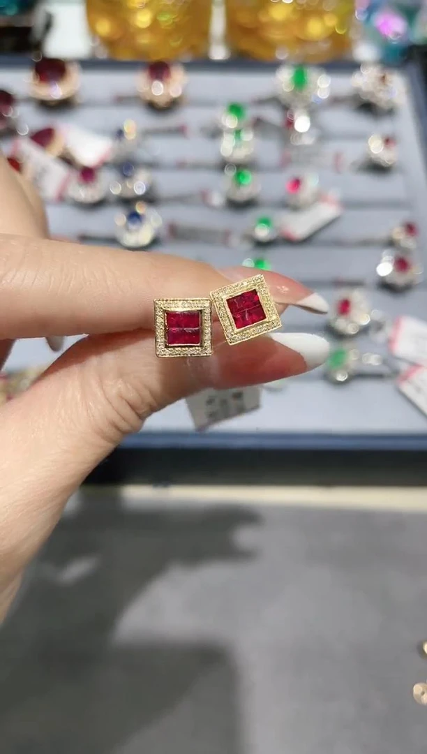 18K金镶嵌天然红宝石耳饰