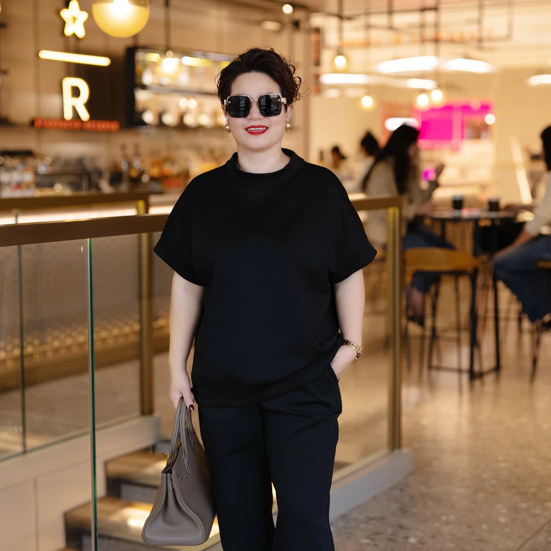 向红同学2025早春精致时尚法式轻奢宽松纯色圆领上衣SY102