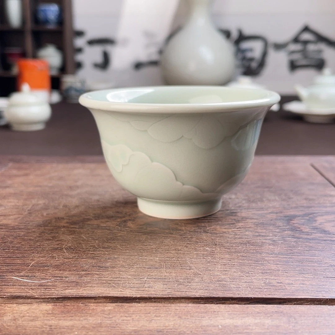 青釉刻花纹饰压手