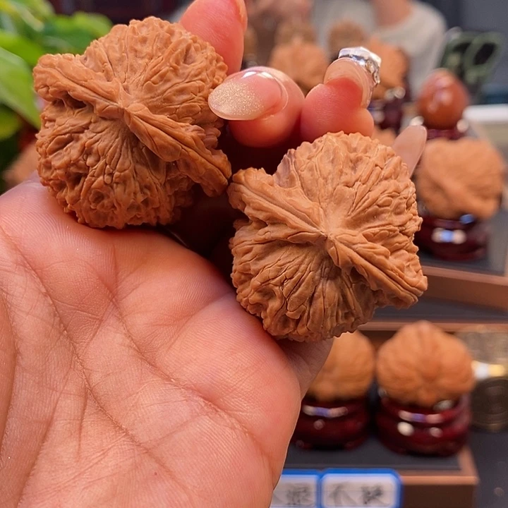 文玩核桃吊坠聽**風核桃