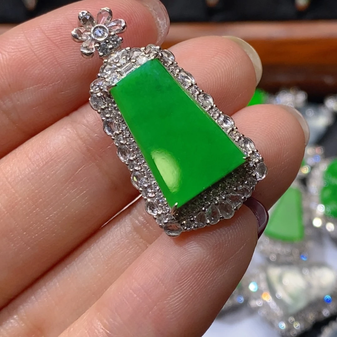 翡翠18K金镶嵌颈饰