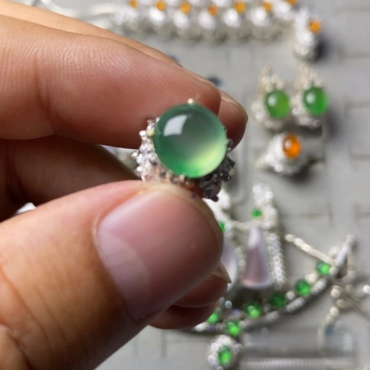 定制翡翠未镶嵌高冰木纳绿9.6mm