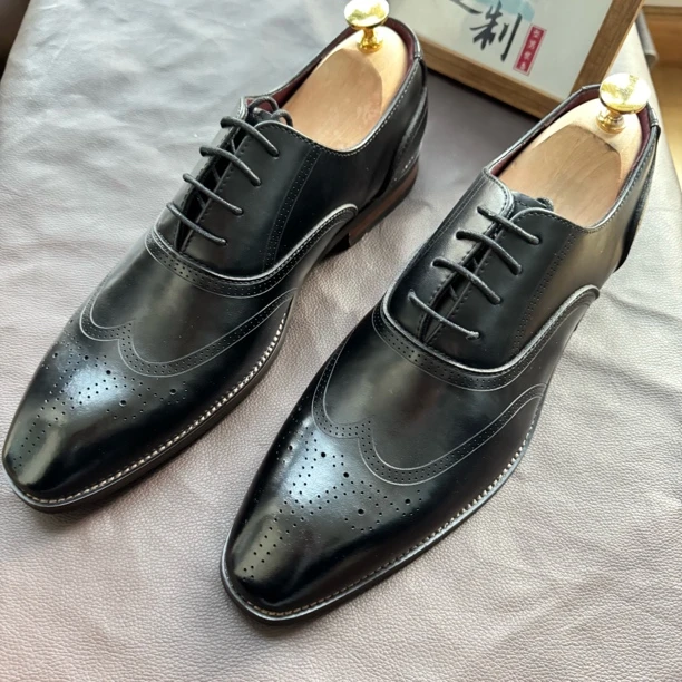 英伦风男士商务皮鞋男款真皮正装男鞋布洛克雕花纯色实木跟婚鞋