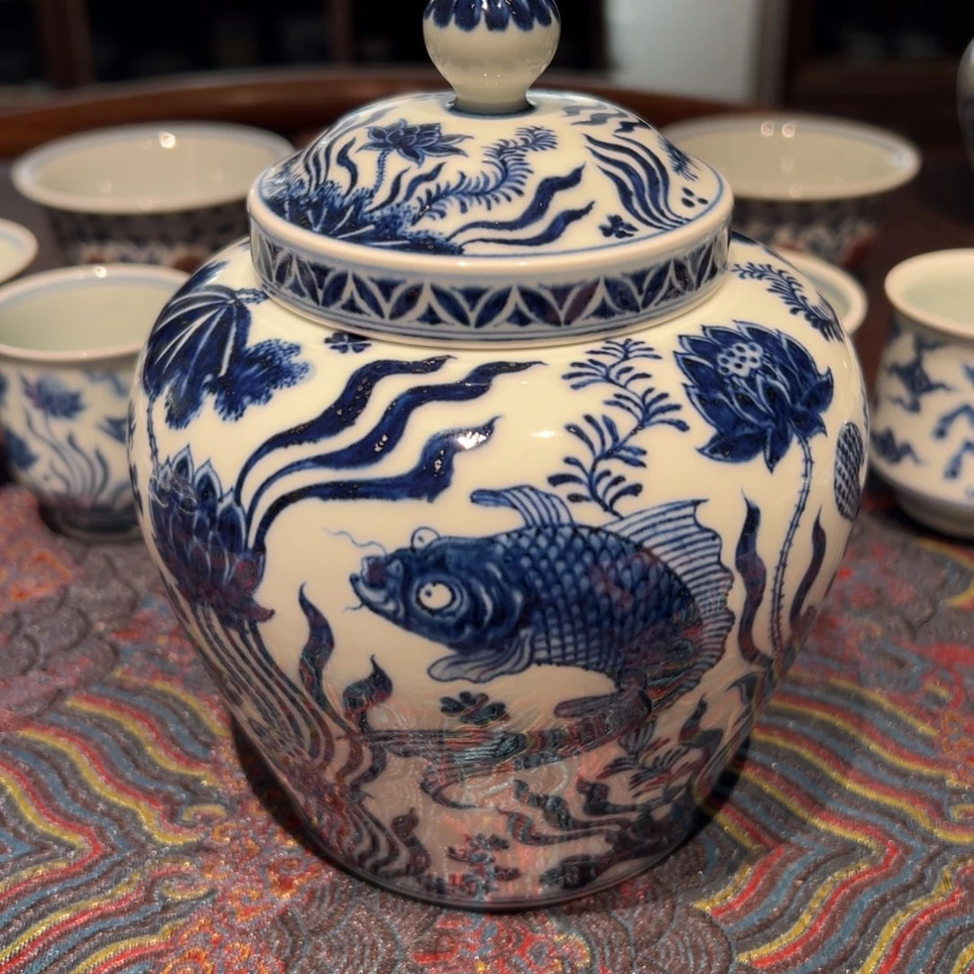 陶精品青花鱼藻纹盖罐高约15厘米