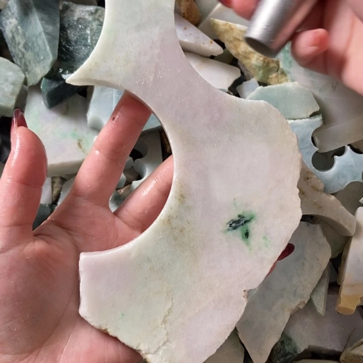 翡翠颈饰未镶嵌天然翡翠