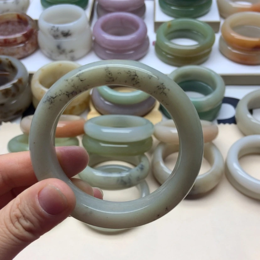 【闪购商品】未镶嵌手镯石英岩玉