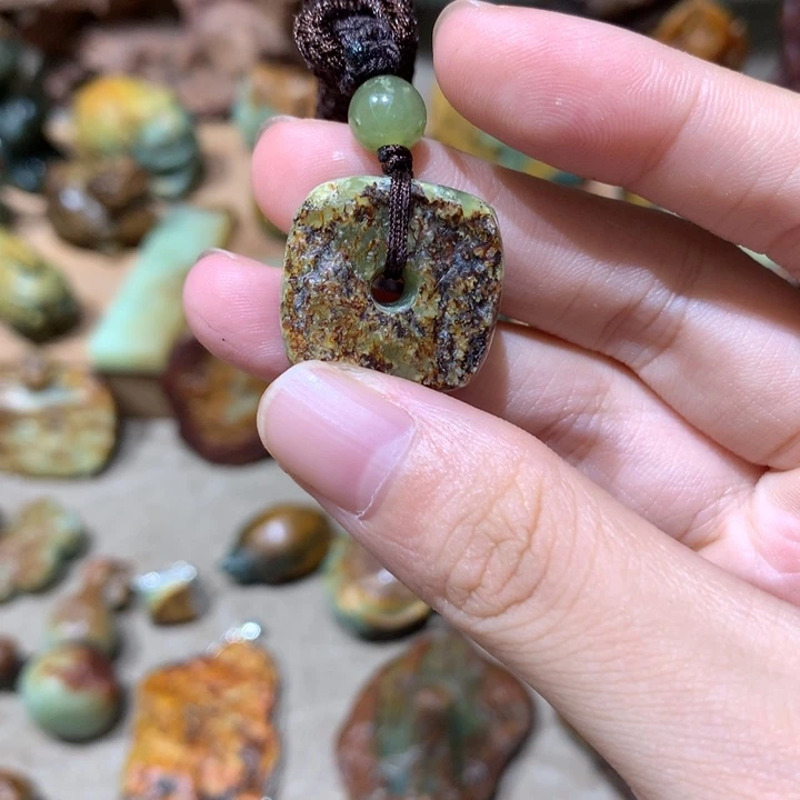 未镶嵌岫岩河磨玉（透闪石质玉）挂件