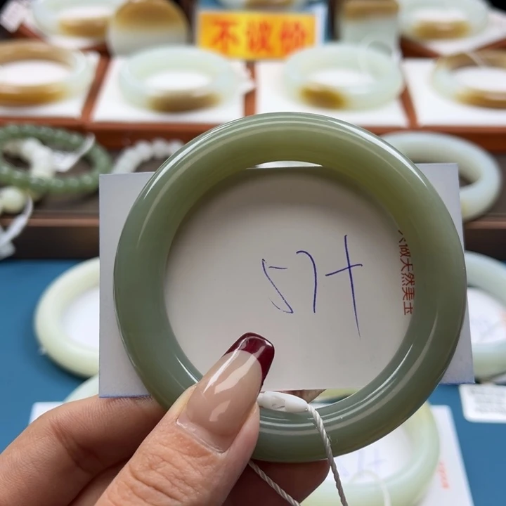和田玉手镯未镶嵌