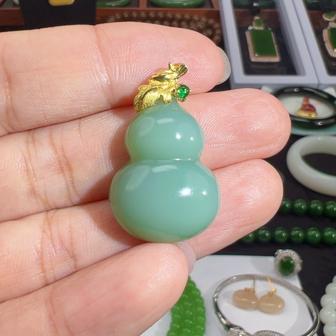 和田玉（碧玉）18K金镶嵌颈饰粉青过灯无结构葫芦
