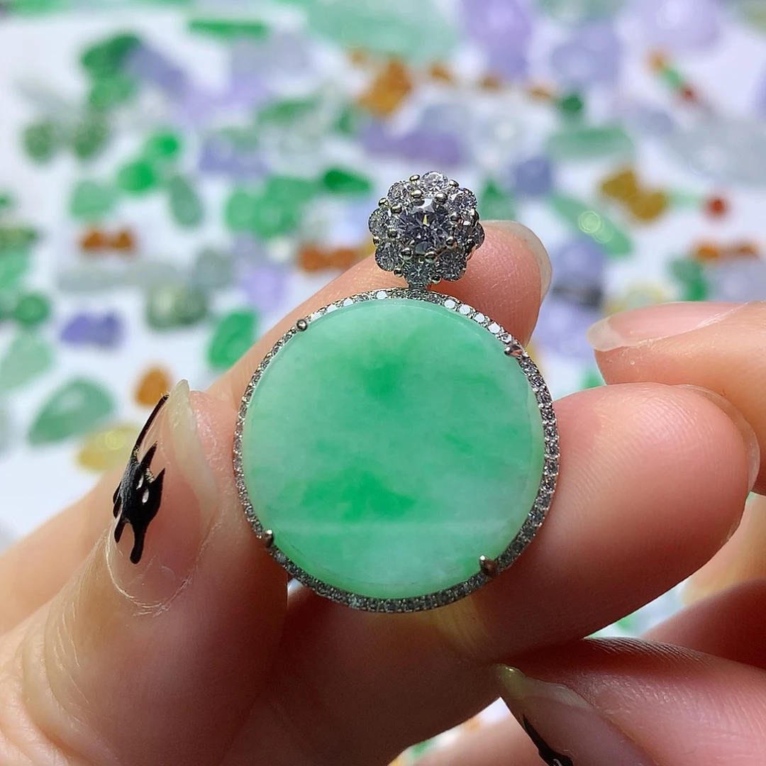 翡翠未镶嵌颈饰无事