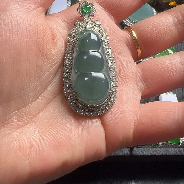 翡翠未镶嵌吊坠(赠链)天空蓝豆子10