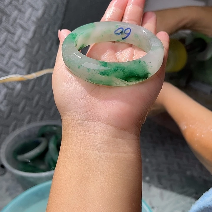 慧***星石英质玉手镯未镶嵌定制