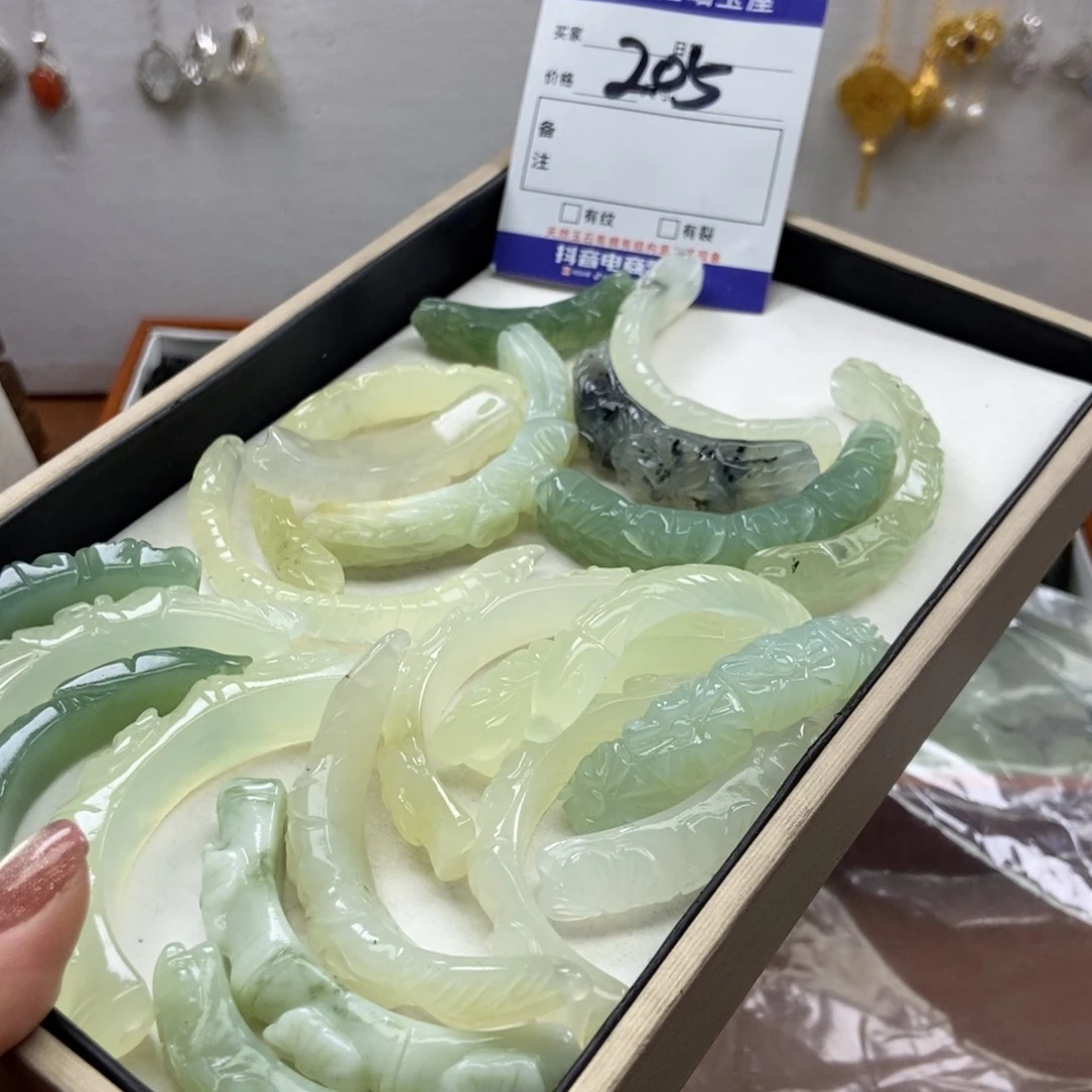 岫玉吊坠吊坠未镶嵌多样性，发一个