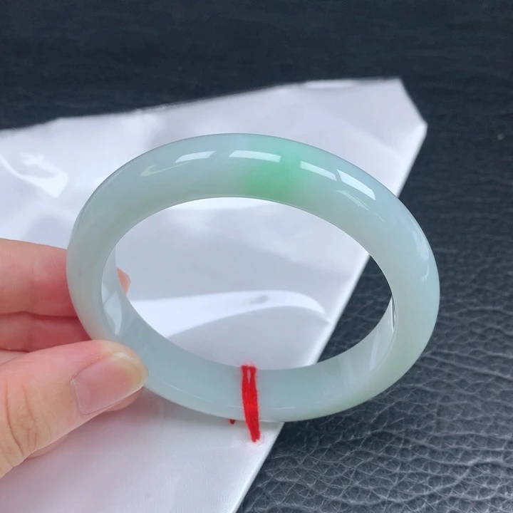 翡翠手镯未镶嵌。