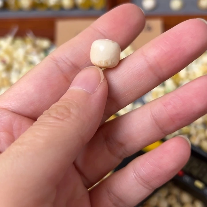 蜜蜡未镶嵌裸石11.3mm一个