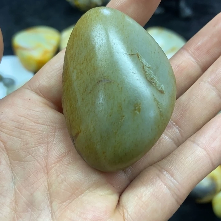 和田玉未镶嵌颈饰不**格