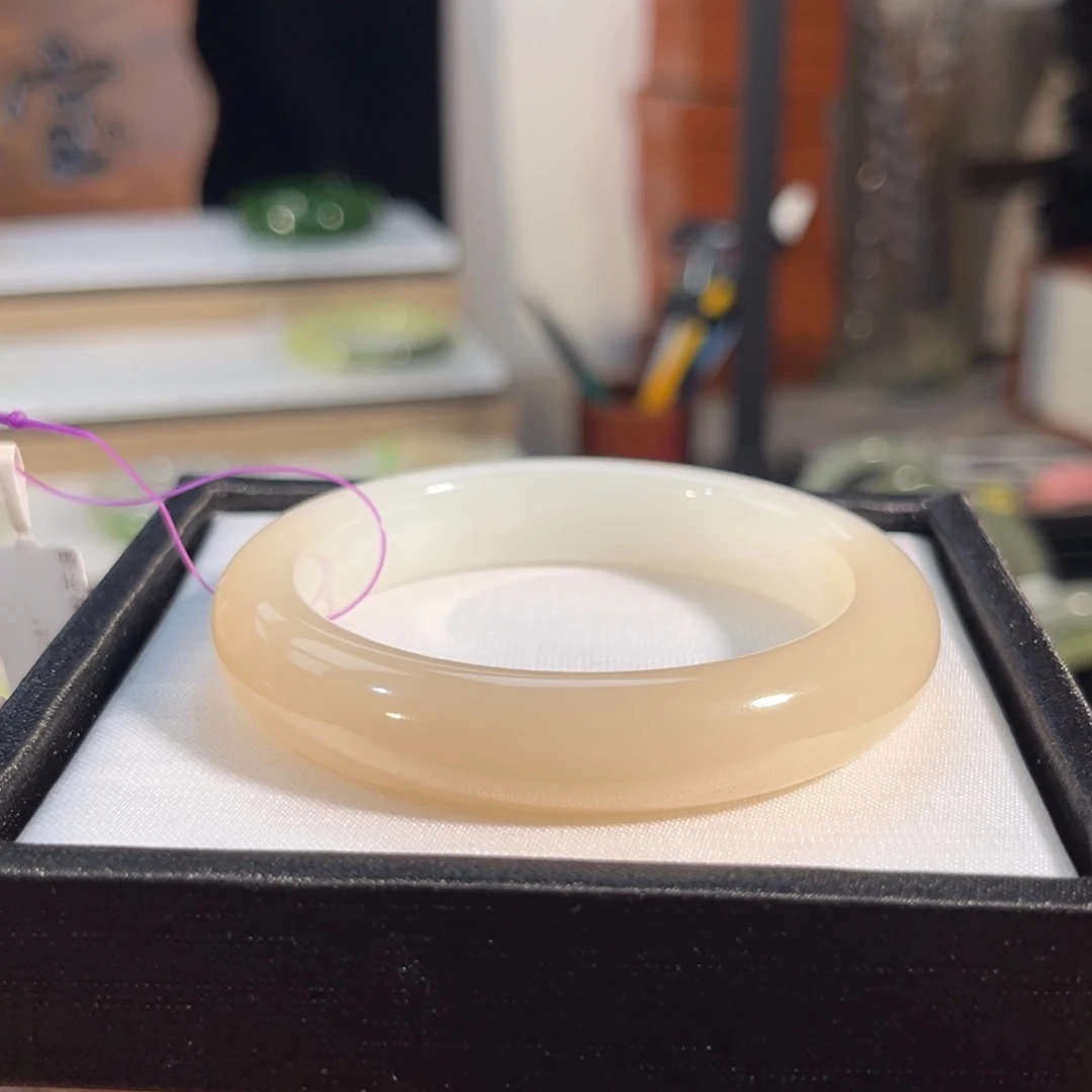 和田玉未镶嵌手镯  「粉白」无包容